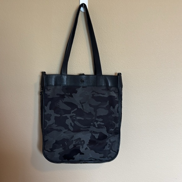 Lululemon Now and Always Tote camo 15L expandable tote bag - Picture 2 of 13